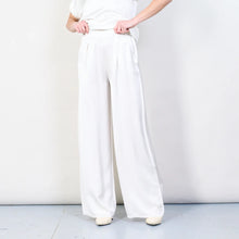 Carica l'immagine nel visualizzatore di Gallery, Pant Calliope in Viscosa Bianca
